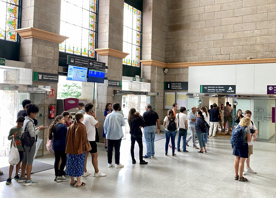 Cientos de personas sufren un retraso de más de una hora en un tren con destino A Coruña