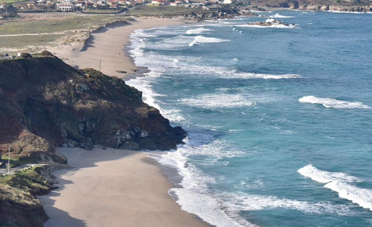 La Diputación de A Coruña financiará con 900.000 euros los servicios de limpieza de las playas