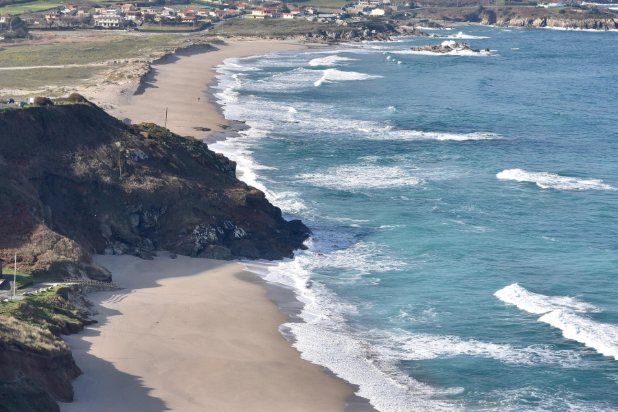 La Diputación de A Coruña financiará con 900.000 euros los servicios de limpieza de las playas