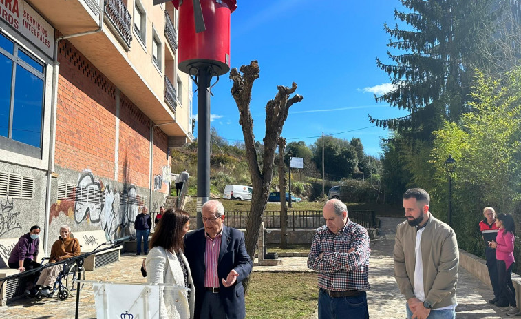 Betanzos coloca un ‘Muiño Roxo’ en reconocimiento al establecimiento abierto hace 56 años por Paco Casal