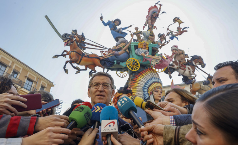 Feijóo visita las Fallas de Valencia con la “ilusión” de volver a las de 2024 “como presidente”