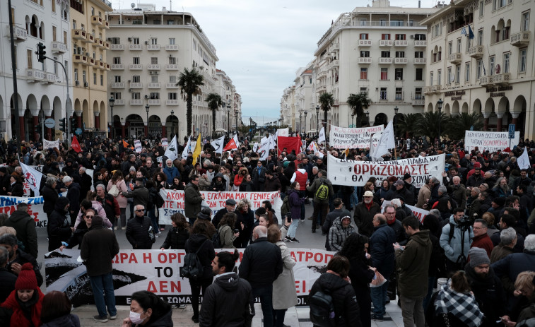 El Gobierno griego enfrenta masivas protestas ciudadanas por el accidente de tren que dejó 57 muertos
