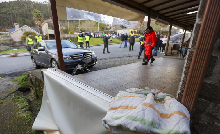 Mueren dos de los cuatro heridos después de que un coche irrumpiese en un bar en Vilaboa