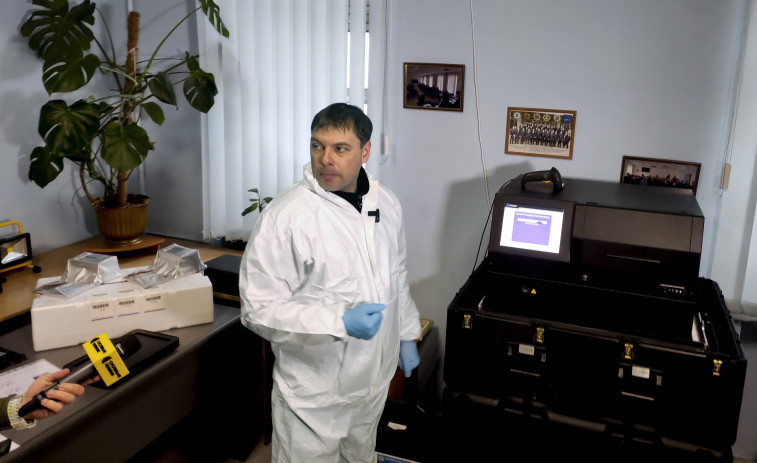 Laboratorios móviles de ADN agilizan la identificación de víctimas en Ucrania