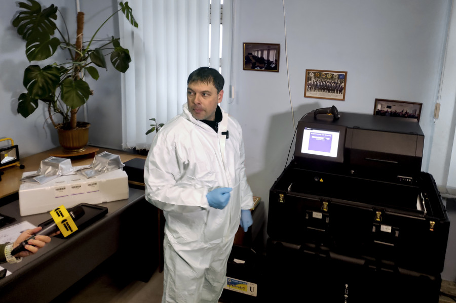 Laboratorios móviles de ADN agilizan la identificación de víctimas en Ucrania