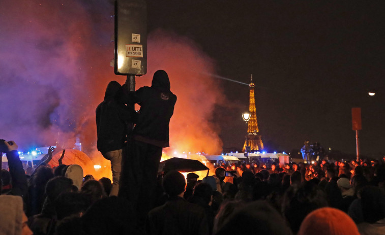 Francia afronta más huelgas parciales después de otra noche de disturbios