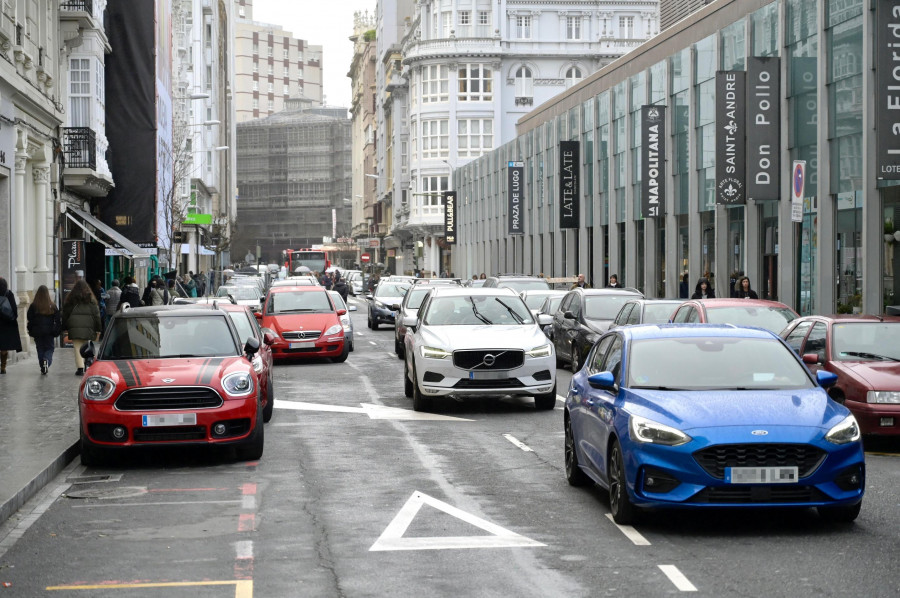 El aparcamiento en doble fila se reduce en el centro hasta casi desaparecer