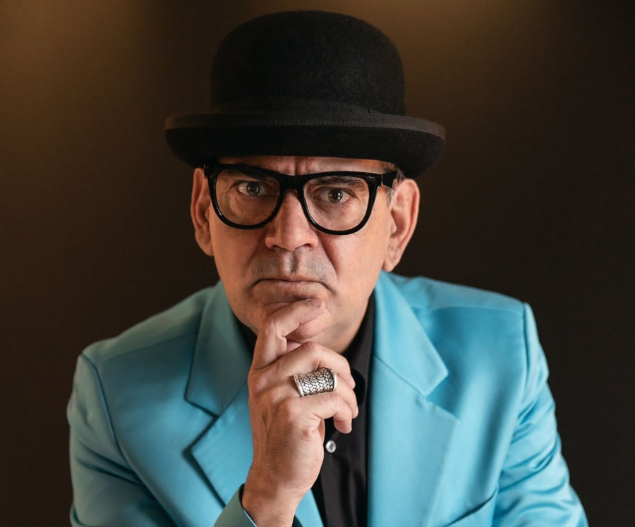 José Corbacho | “Me gusta que me inviten a las fiestas, aunque me puedo colar como cantaba Mecano”