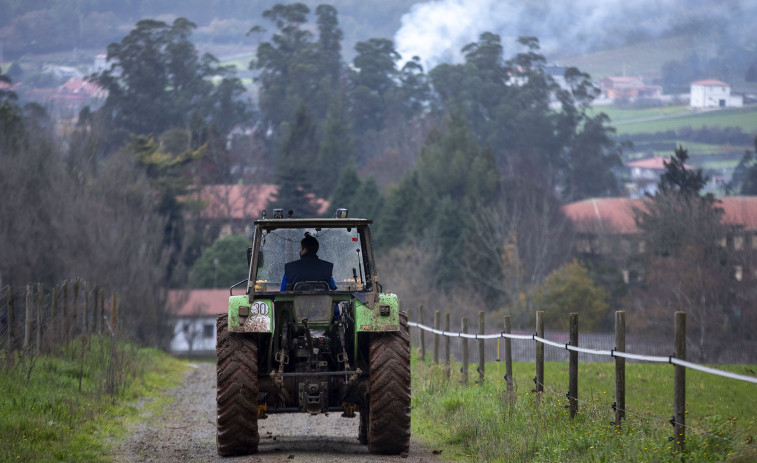 Investigado en Carballedo por intentar atropellar a varias personas con un tractor