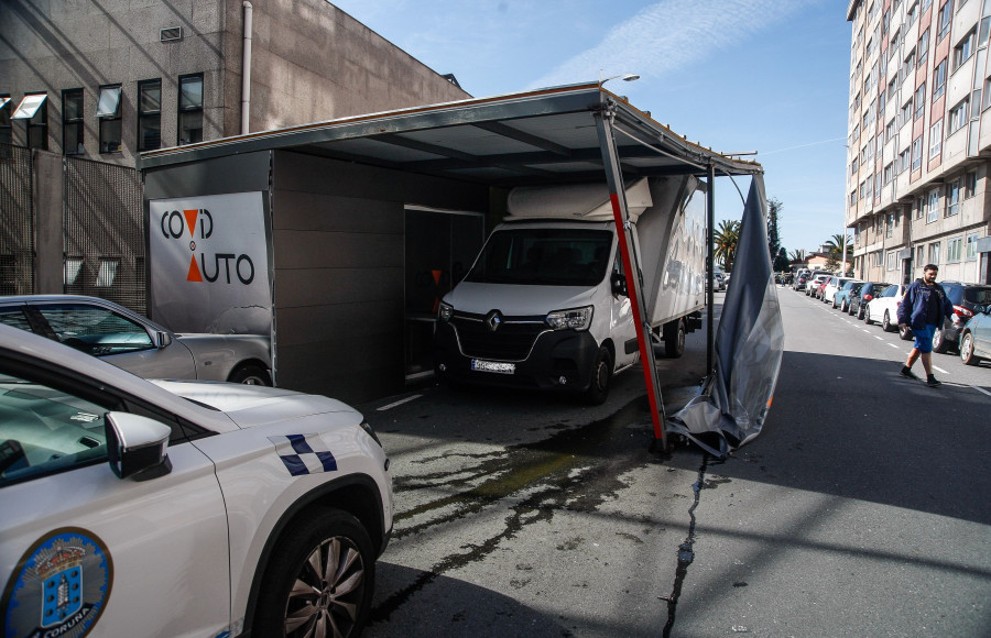 Un camión de reparto colisiona contra el covidauto de O Ventorrillo, en A Coruña
