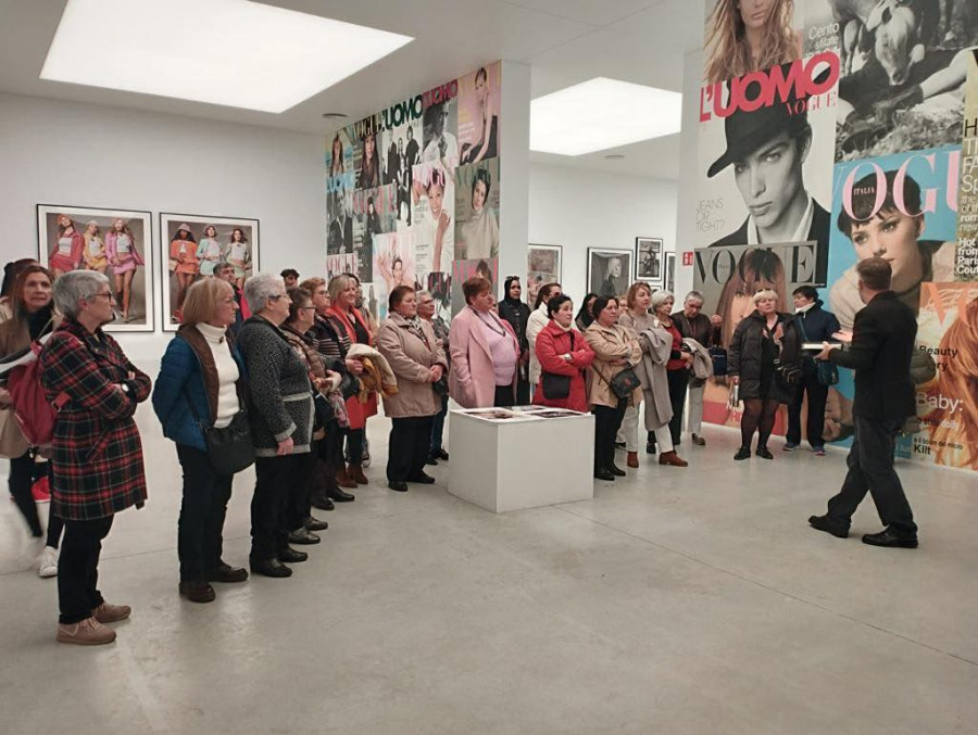 Un grupo de mujeres de Curtis visita la exposición de Meisel en A Coruña