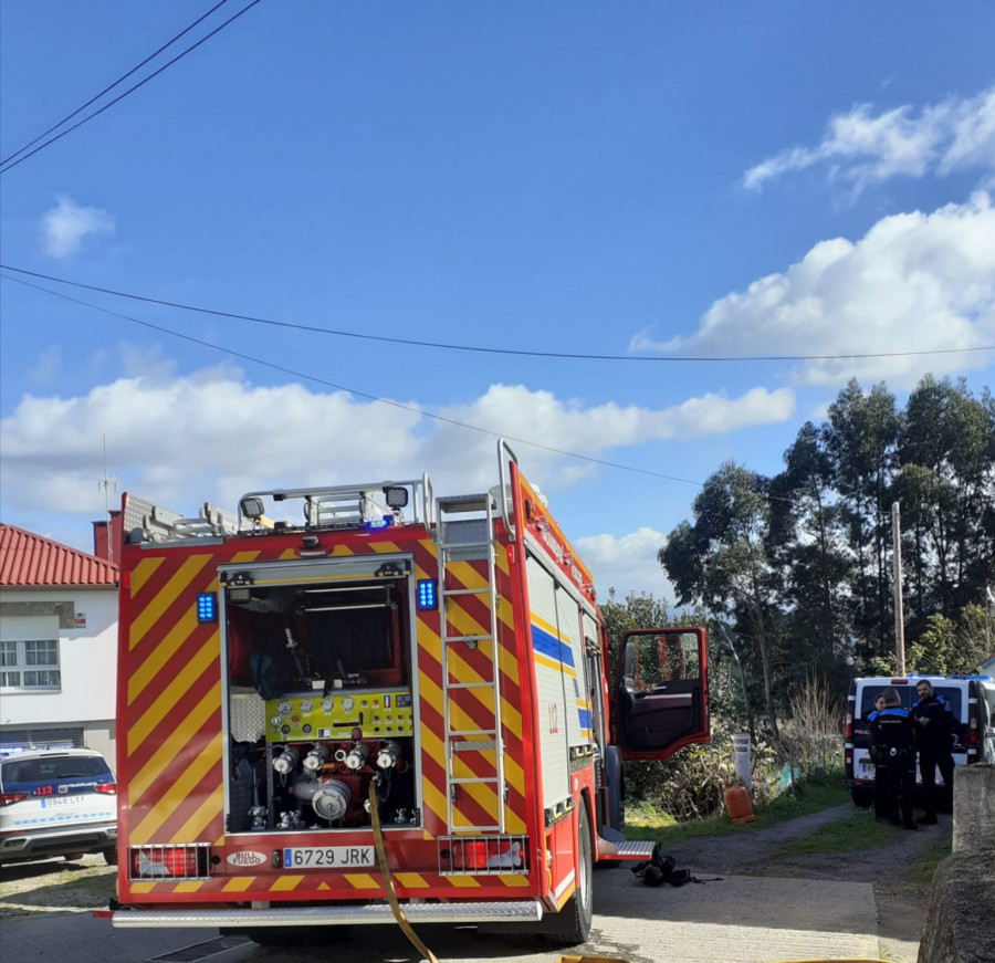El servicio de Emergencias de Oleiros rescata un gato y varias serpientes de un incendio