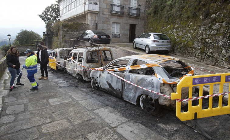 El Concello de Tui estudia establecer ayudas para los propietarios de los coches calcinados