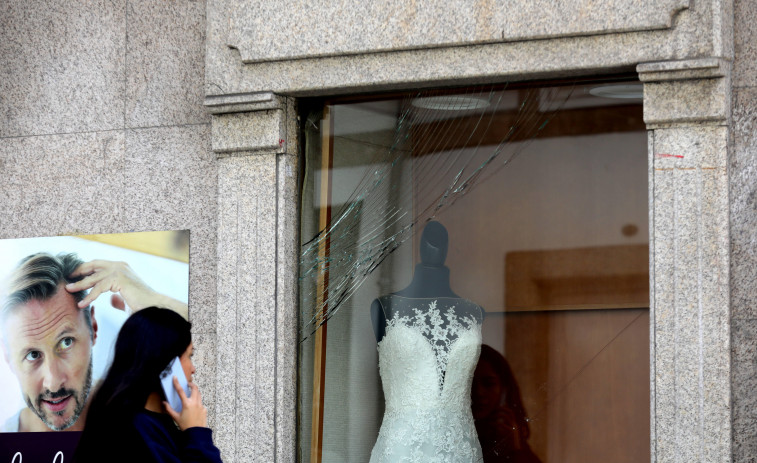 Un autobús rompe el cristal de un comercio de A Coruña por tercera vez en dos años