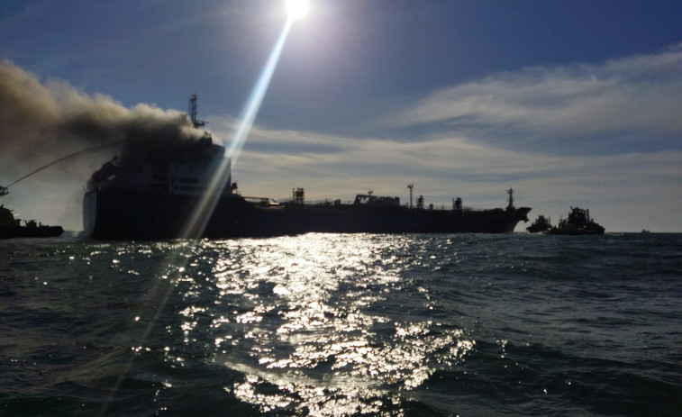 Un petrolero sufre un incendio frente a la costa de Oporto