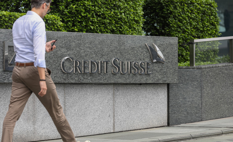 UBS ofrece recomprar bonos emitidos días antes de llegar a un acuerdo con Credit Suisse