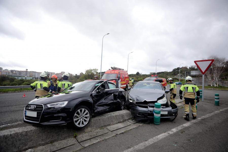 Al menos un herido en un accidente entre dos coches en la Tercera Ronda de A Coruña