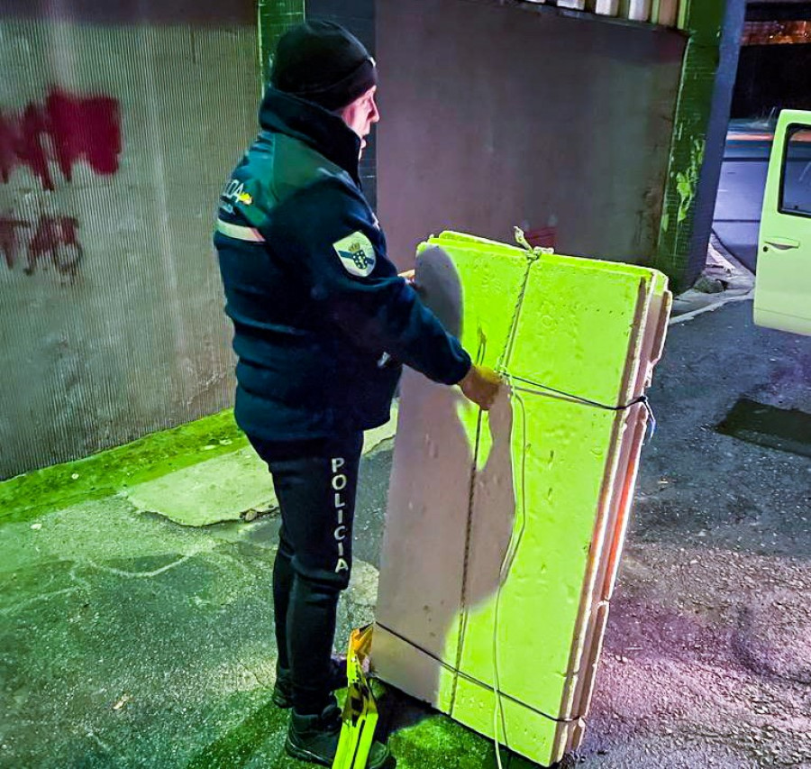 Decomisan en A Coruña 300 kilos de almeja y 100 de erizos