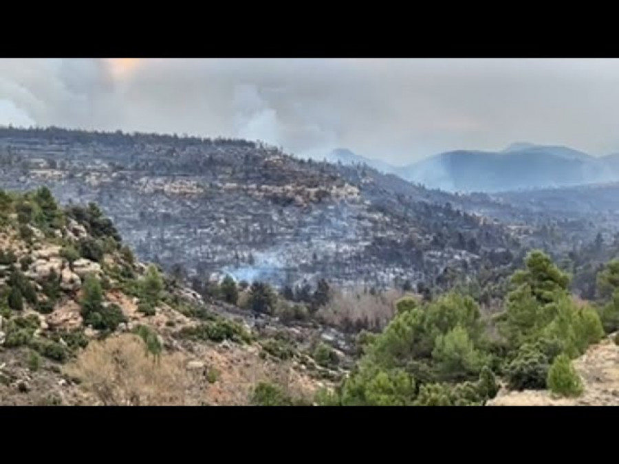 El incendio de Castellón, en una situación "crítica" al cruzar a un barranco