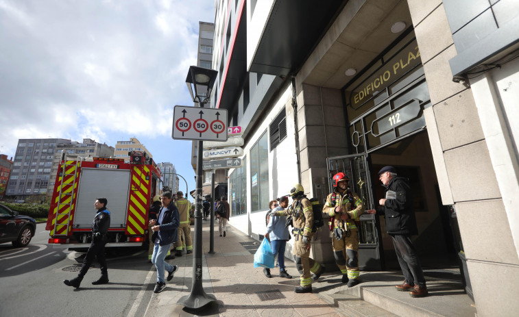 Una olla olvidada al fuego alerta a los vecinos de la ronda de Outeiro y obliga al traslado de una mujer al hospital