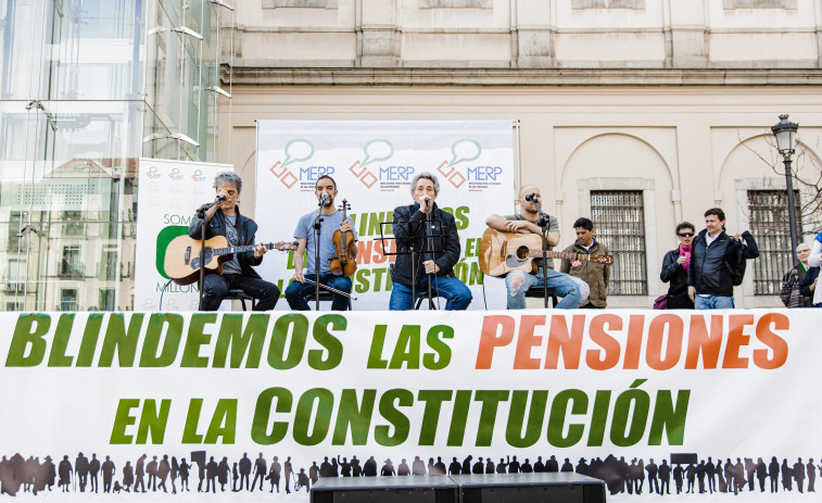 Cientos de personas reclaman en Madrid blindar el cobro de las pensiones en la Constitución