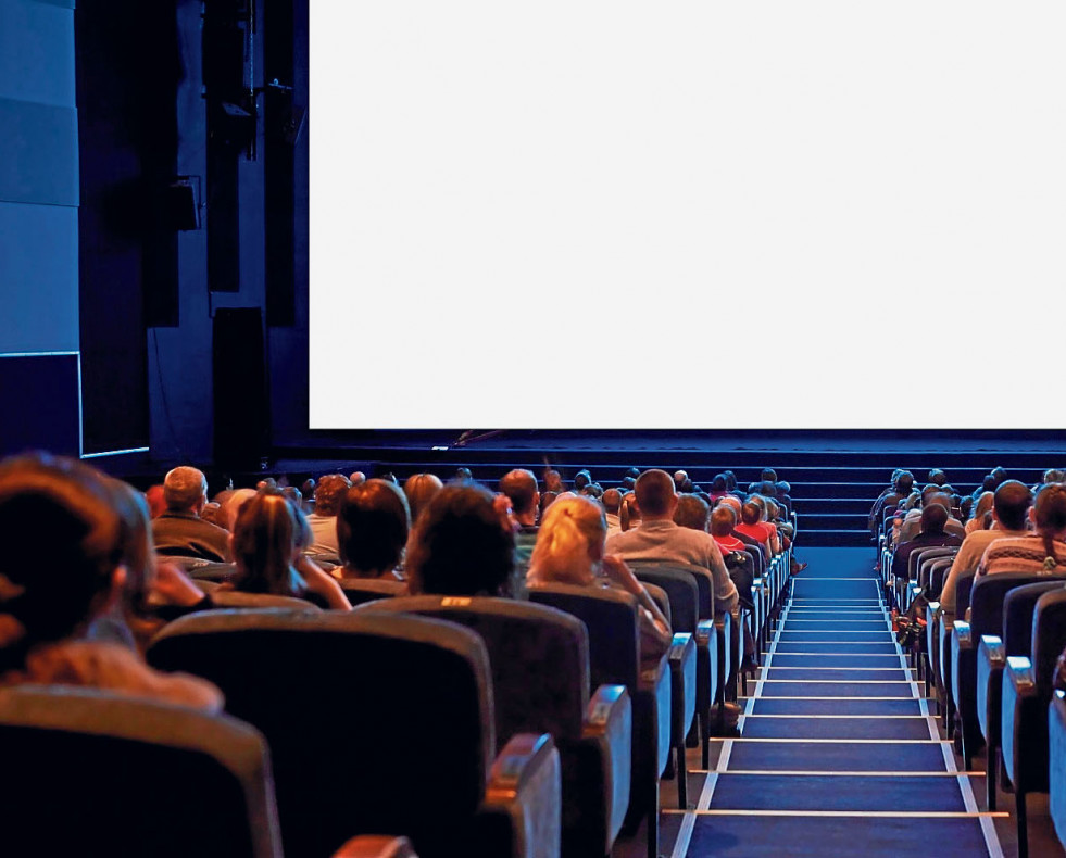 Varias personas en una sala de cine  aec