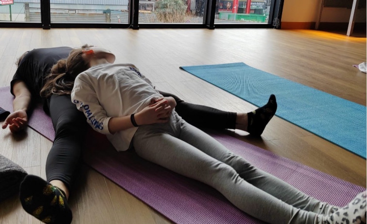 La Fundación María José Jove abre la inscripción para su nuevo taller de yoga en familia