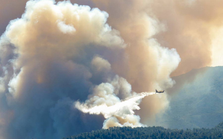 El fuego en Villanueva de Viver sufre complicaciones por el viento