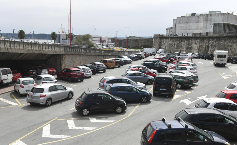 Los vecinos de la Ciudad Vieja de A Coruña piden multar a los usurpadores de plazas de aparcamiento