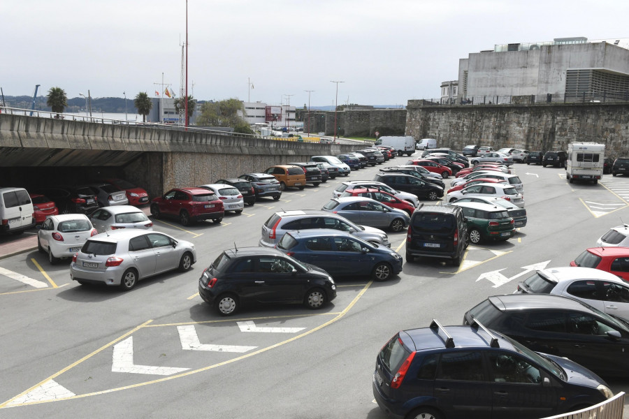 Los vecinos de la Ciudad Vieja de A Coruña piden multar a los usurpadores de plazas de aparcamiento