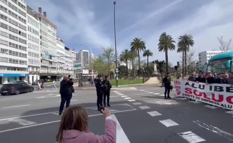 Los extrabajadores de Alu Ibérica cortan el tráfico en el centro de la ciudad