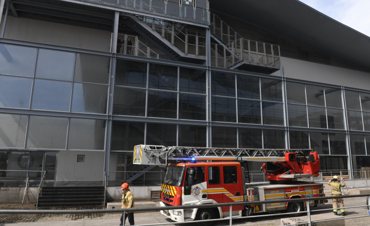 Los bomberos extinguen un pequeño incendio en un pub de Los Cantones Village
