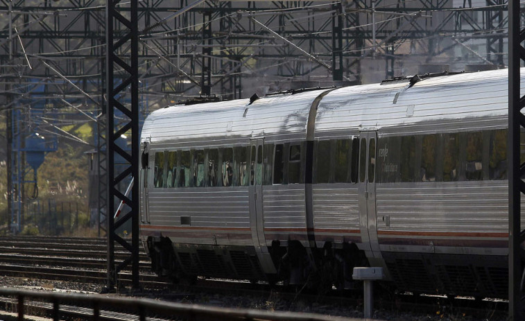 Una avería en un tren entre Vigo y A Coruña provoca un retraso de casi hora y media