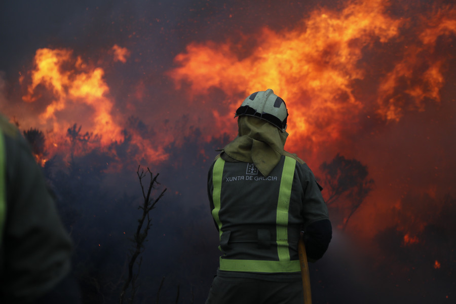 Desalojan varias aldeas por la cercanía del incendio de Lugo