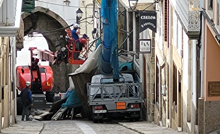 Un camión se estrella contra un andamio en Betanzos