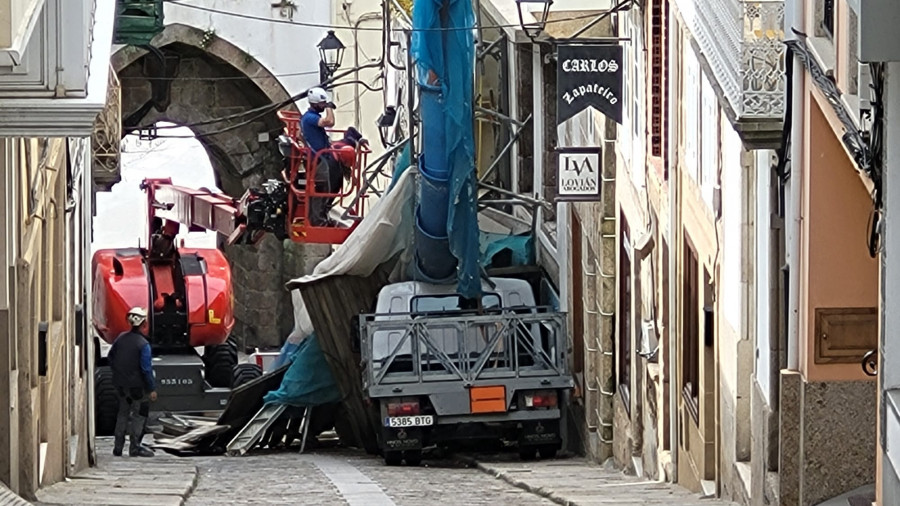 Un camión se estrella contra un andamio en Betanzos