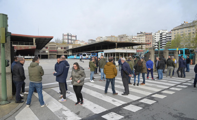 Los trabajadores impiden la salida de autobuses de la estación