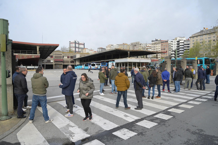 Los trabajadores impiden la salida de autobuses de la estación