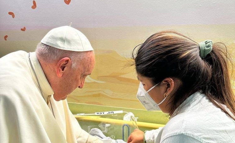 El papa visita a niños y bautiza a un bebé durante su ingreso hospitalario