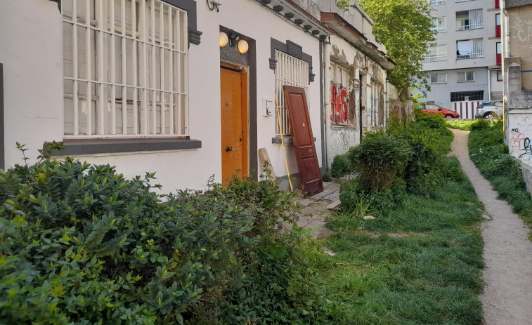 La Policía Nacional interviene en unas casas okupadas en O Castrillón