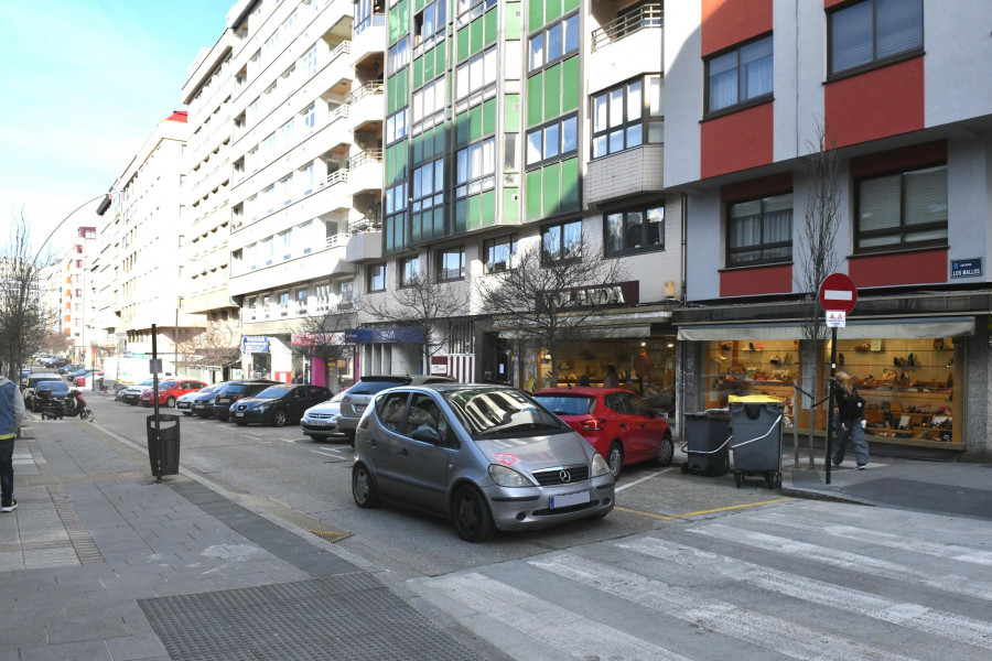 La avenida de Os Mallos ya está abierta al tráfico y recuperará la línea 11 de bus el lunes