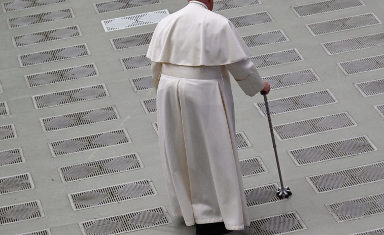 El papa Francisco sale del hospital tras tres noches ingresado con bronquitis