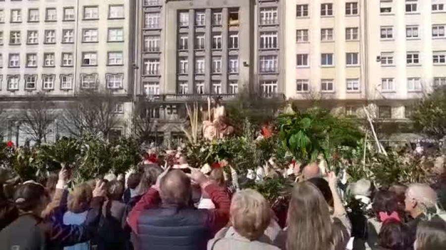 La plaza de Vigo reverdece en Domingo de Ramos