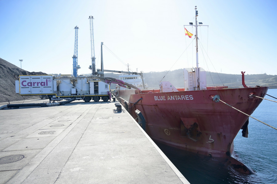 Cementos Carral suma sus primeros cien atraques en el Puerto Exterior de A Coruña