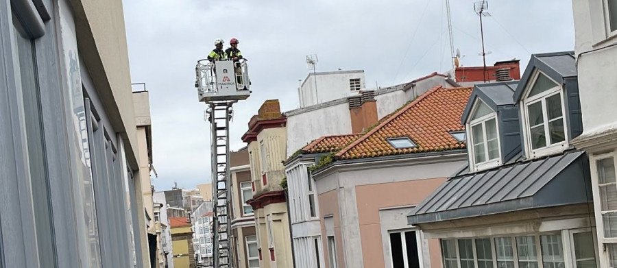 Caen varias uralitas del tejado de un edificio del Orzán