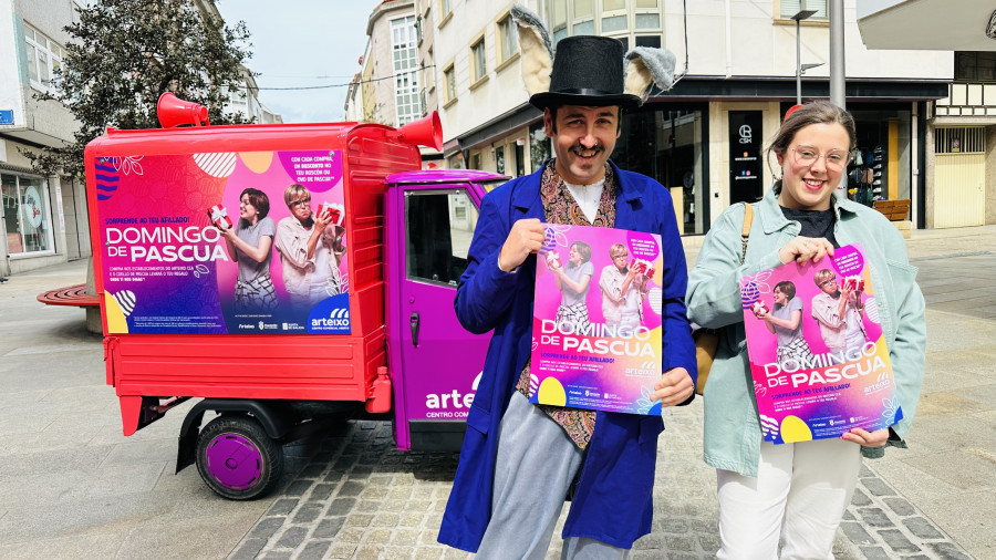 El Conejo de Pascua ya circula por las calles de Arteixo en su "Motocoello"