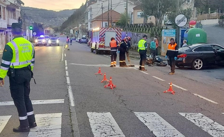 Herido muy grave un motorista tras una colisión con un turismo en la localidad ourensana de Cenlle