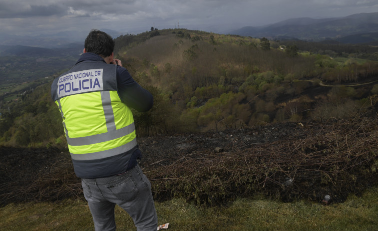 Emergencias mantiene en Asturias los trabajos de revisión y seguimiento en un total de cinco fuegos