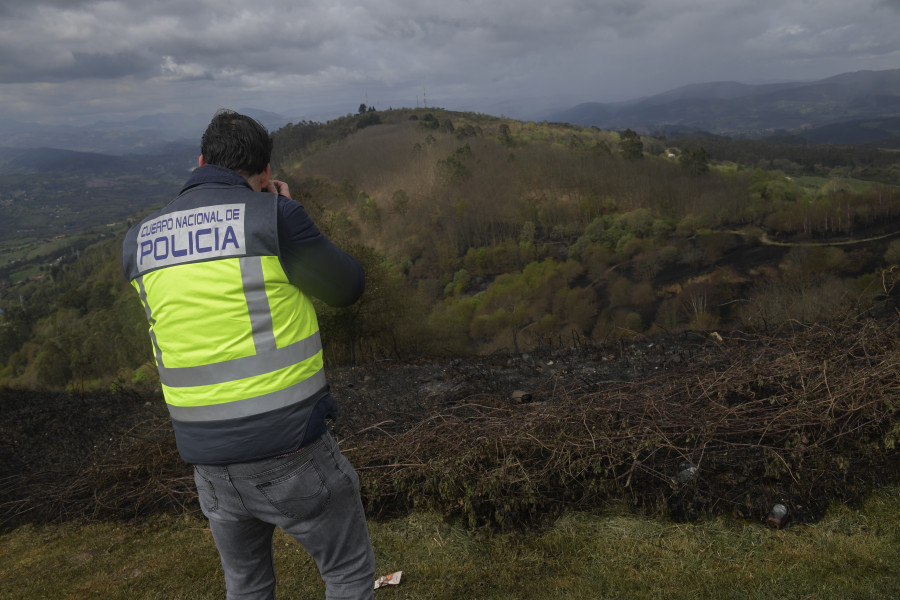 Emergencias mantiene en Asturias los trabajos de revisión y seguimiento en un total de cinco fuegos