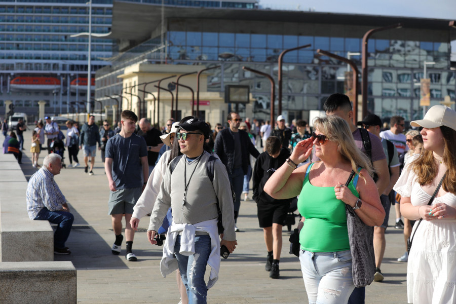 La llegada de 7.300 cruceristas, el buen tiempo y la Semana Santa impulsan la actividad de A Coruña